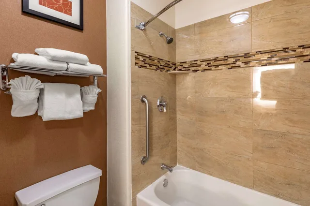 جناح بسريرين كوين بشرفة، Comfort Suites At Evergreen Parkway 6/6