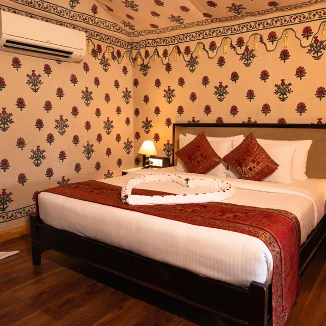 Super Luxury Cottage، Om Vilas Benares 2/9