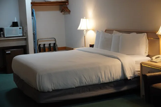 غرفة ديلوكس بسرير كينج بجاكوزي، Timberland Inn & Suites 2/10
