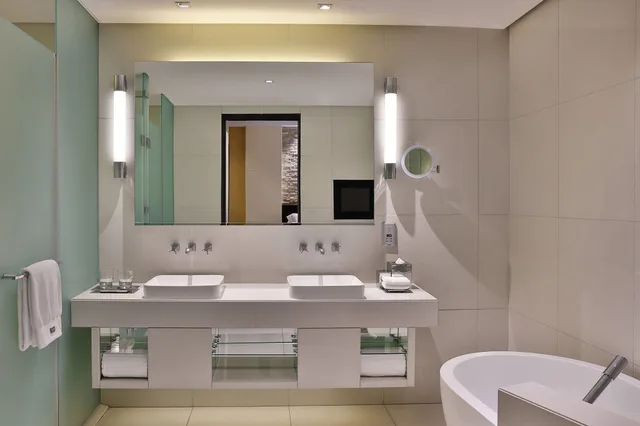 1 Bedroom, Westin, Suite, Balcony، The Westin Hotel Bahrain City Centre 2/2