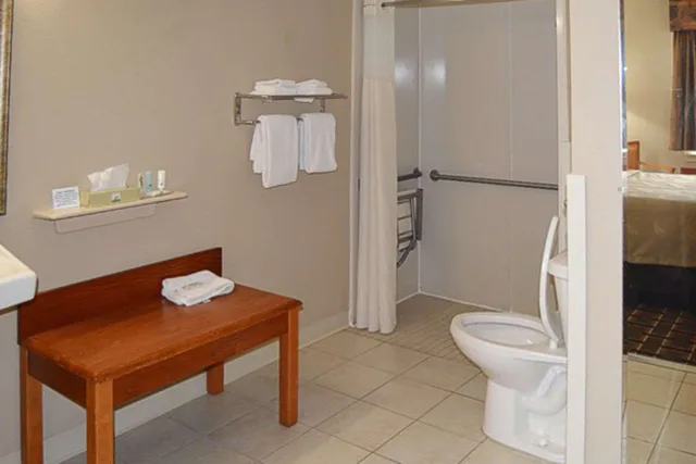 Room, Queen Bed, Quality Inn Raynham - Taunton 4/5