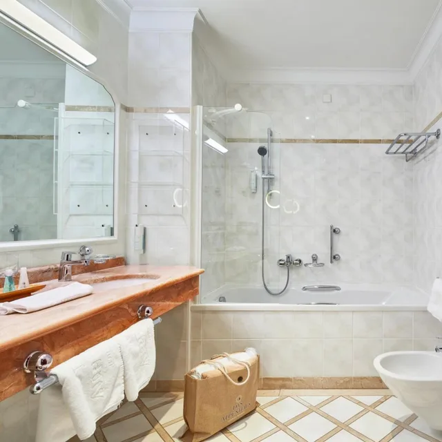 جناح جونيور بشرفة مع أريكة، Das Alpenhaus Gasteinertal Hotel Formerly Grand Park Hotel 3/3