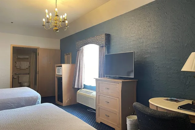 Room, 2 Queen Beds, The Chateau Hotel And Conference Center 8/8
