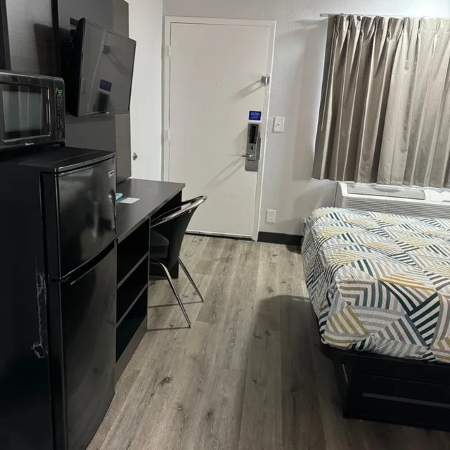 Deluxe, Queen Bed, Motel6 Bradenton, FL 10/10