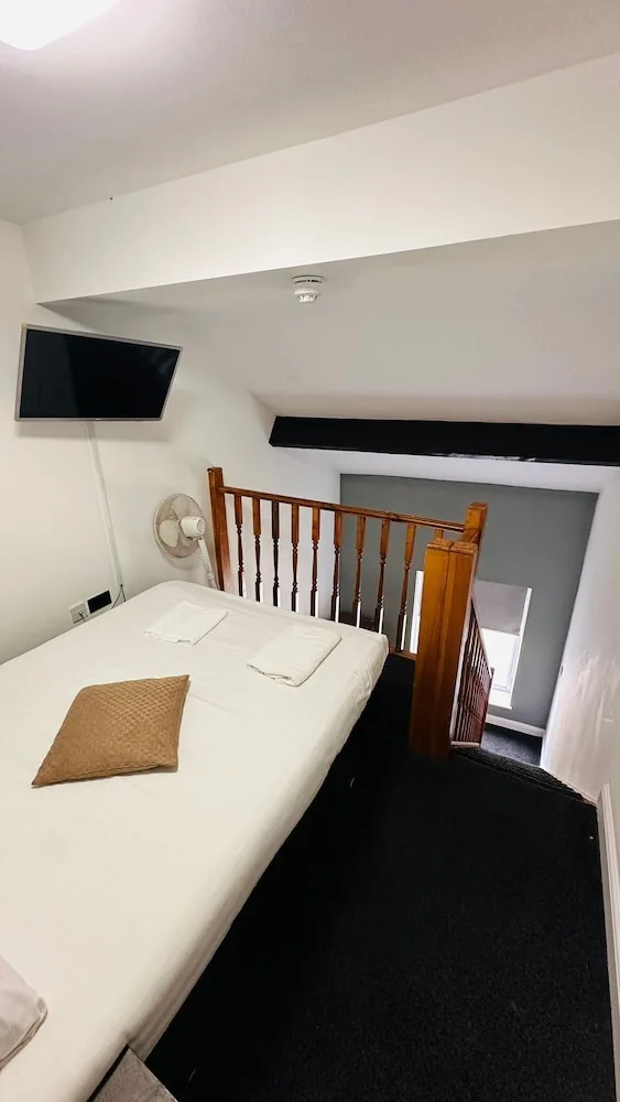 غرفة عائلية بسرير مزدوج وسرير بطابقين، IBI Imperial Salford (ex Trivelles Hotel Manchester - Cross Lane) 1/4