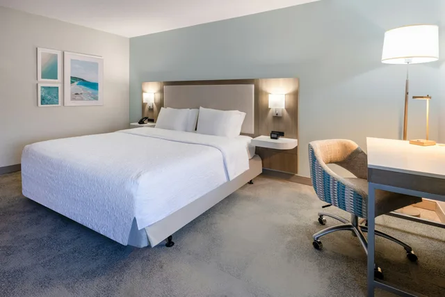 Room, King Bed, Accessible, Hampton Inn & Suites Venice Bayside South Sarasota 2/5