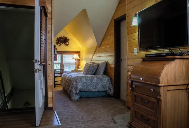 Suite, King Bed, Private Bathroom, Adult Only, Arizona Mountain Inn and Cabins 1/2