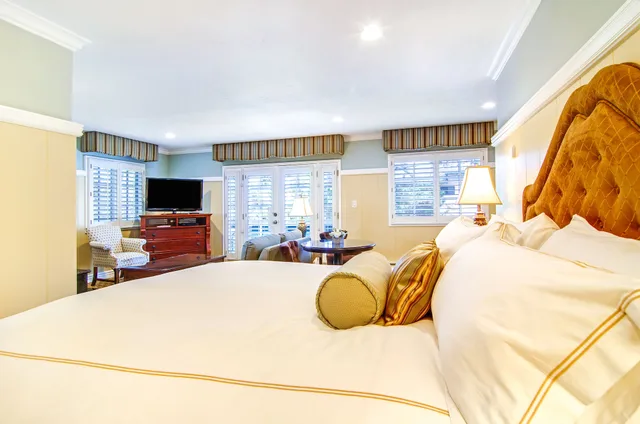 Premium, Studio, King Bed, Jetted Tub, Wayside Inn 1/6