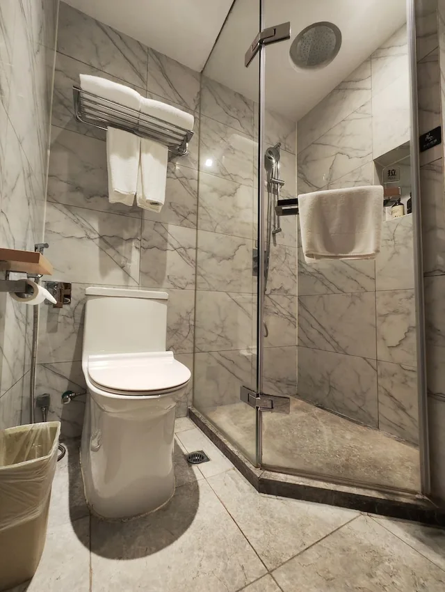 غرفة ديلوكس بسرير كينج وسرير كوين، BYLAND STAR HOTEL 8/10