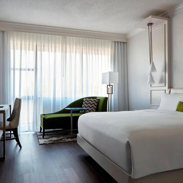 Room, King or Queen Bed, Concierge Level، Charlotte Marriott SouthPark 2/5