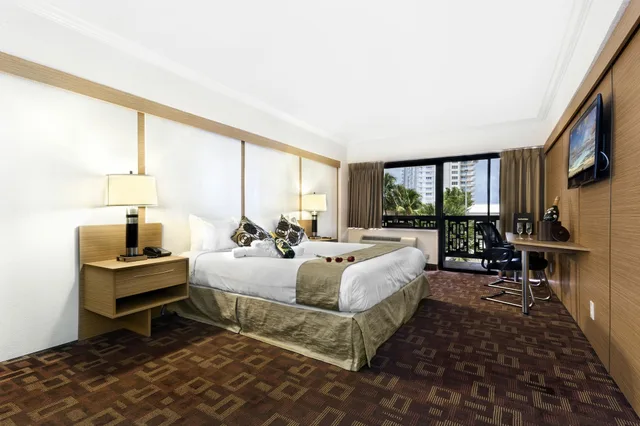 غرفة ديلوكس بسرير كينج بإطلالة جزئية على البحر، The Garden Hotel and Resort 2/6