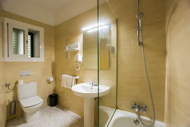 غرفة بسريرين منفصلين بإطلالة على البحر بشرفة، Hotel Tagomago 2/2