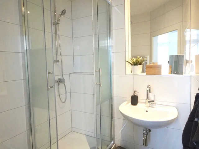 غرفة بسرير كوين بحمام خاص، Fachwerk Hotel Wuppertal 5/5
