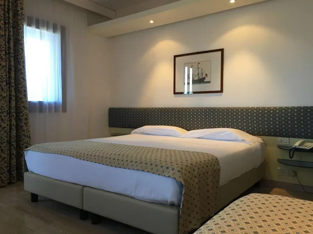غرفة ثلاثية بإطلالة على البحر، Resort Le Picchiaie 2/3