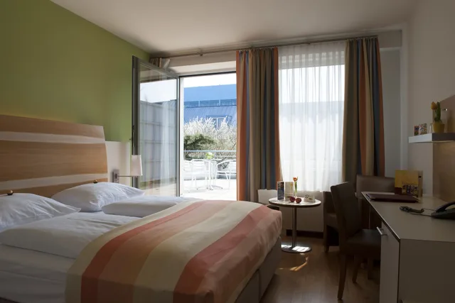 غرفة بسرير كوين بإطلالة على الفناء بشرفة، arte Hotel Wien Stadthalle 3/10