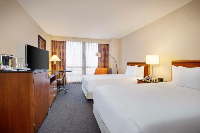 غرفة بزنس بسريرين مزدوجين في طابق مرتفع، Hilton Chicago OHare Airport 3/4