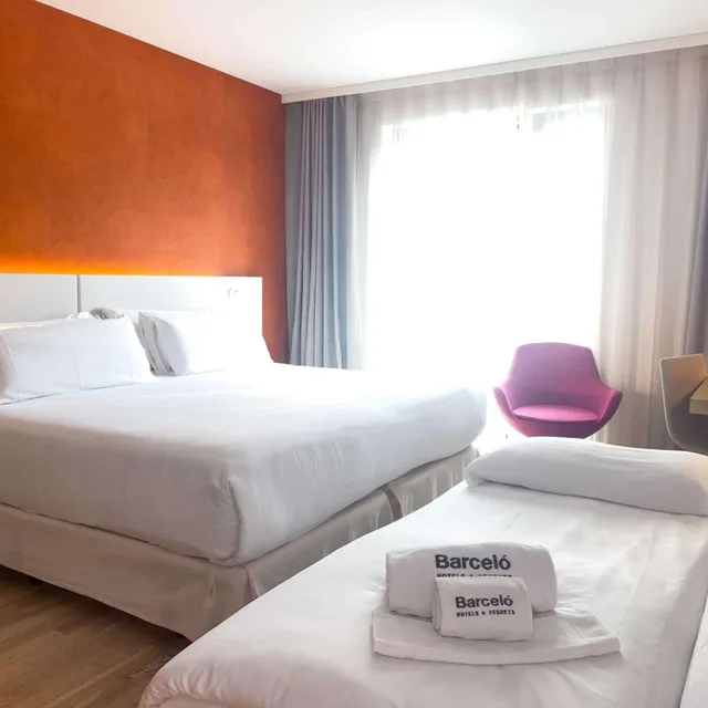 غرفة ديلوكس بسرير مزدوج مع سرير إضافي، Barcelo Hamburg 1/10