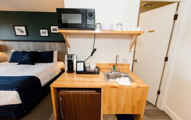 Courtyard, King Bed، Surftides Lincoln City 3/4