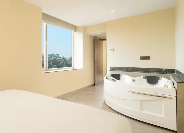 جناح ديلوكس بسرير كينج، Hilton Garden Inn Goa Calangute 2/4
