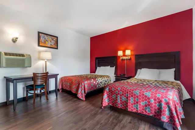 غرفة بسريرين مزدوجين للمدخنين، Econo Lodge Lee - Great Barrington 1/3