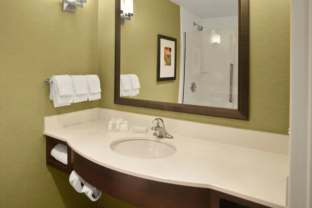 غرفة بسرير كينج، Hilton Garden Inn Akron 4/7