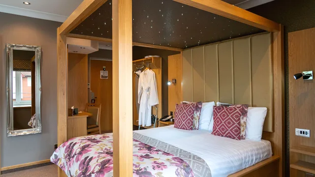 Four Poster, Double Bed، The Fairlawns Hotel And Spa 2/6