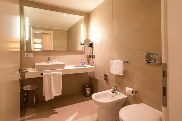 غرفة قياسية رباعية بسرير كينج وسريرين منفصلين، Best Western Plus Tower Hotel Bologna 8/8