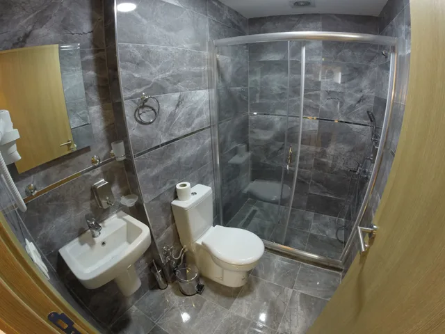غرفة ديلوكس رباعية بسرير كوين وسرير فردي مع أريكة، Meydan Suites 3/3