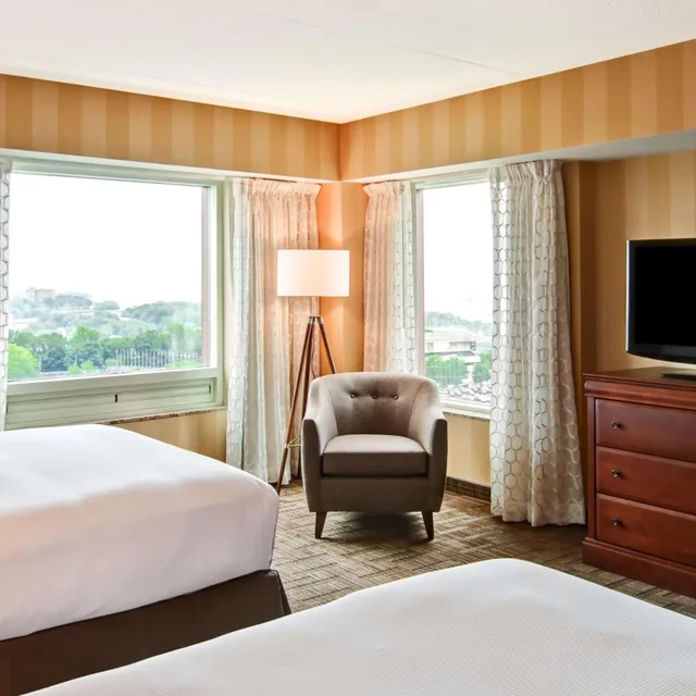 2 Rooms, Suite, King Bed, 2 Queen Beds, Us Falls View, City View، DoubleTree Fallsview Resort & Spa by Hilton - Niagara Falls 3/5