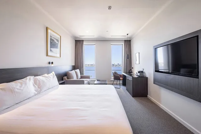 غرفة بريميير بسرير كينج بإطلالة على النهر، Duxton Hotel 1/4