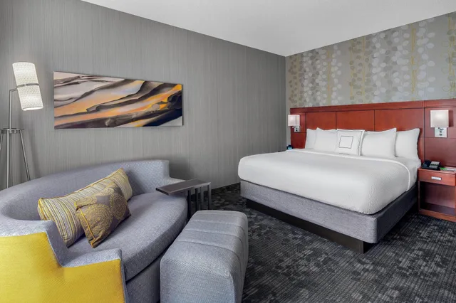 1 Bedroom, Suite, King Bed, Courtyard Pittsburgh Airport 2/5