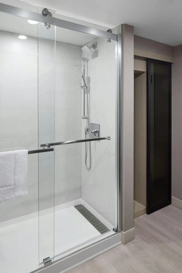 Guest Room, 2 Queen Beds, Concierge Level، Toronto Airport Marriott 6/6