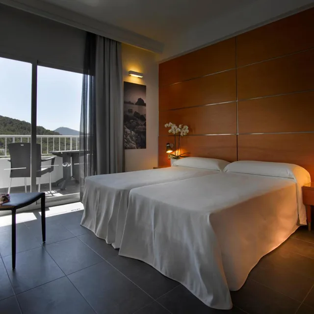 غرفة ديلوكس بسرير مزدوج، Palladium Hotel Cala Llonga - Adults Only 3/6