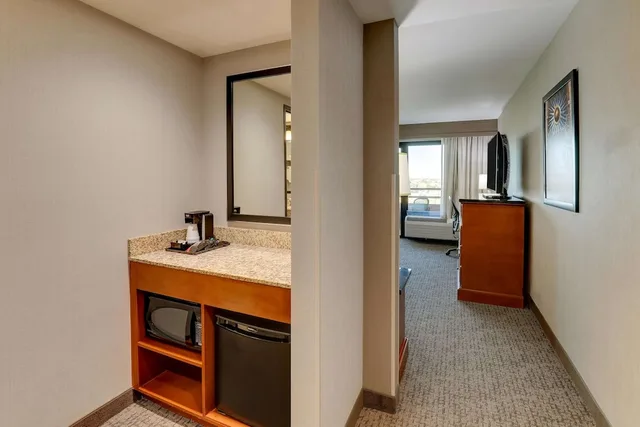 غرفة بسرير كينج بشرفة مع أريكة، Drury Inn And Suites Phoenix Airport 8/8