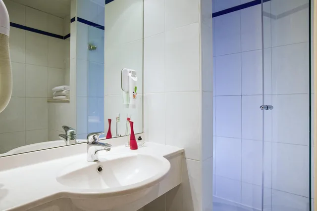 Adjoining, Double Bed، ibis Styles Paris Mairie de Montreuil 4/7