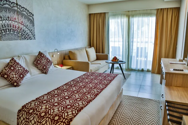 غرفة سوبيريور بسرير كينج بإطلالة على الحديقة، Amarina Abu Soma Resort and Aquapark 1/3