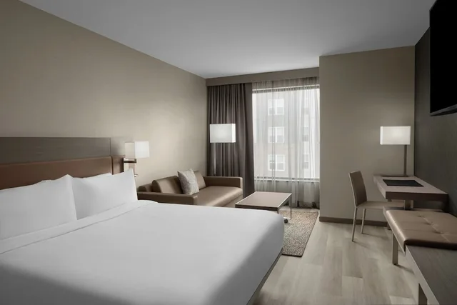غرفة بسرير كينج مع أريكة، AC Hotel by Marriott Lansing University Area 1/2