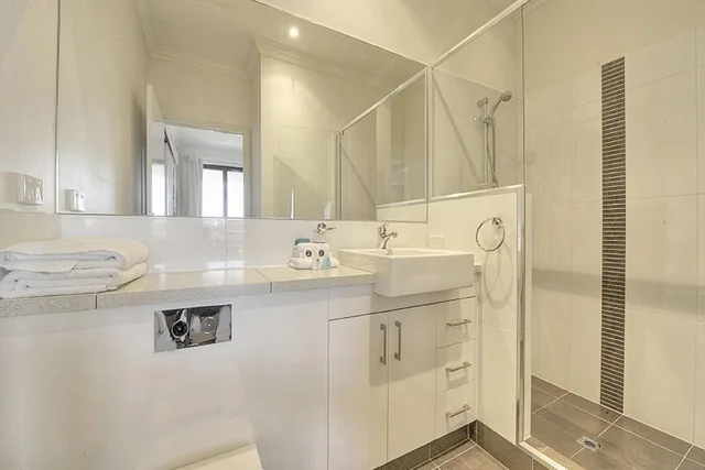 غرفة بسرير كوين بإطلالة على المرسى بغرفة نوم واحدة، Dolphin Quay Apartments 5/5