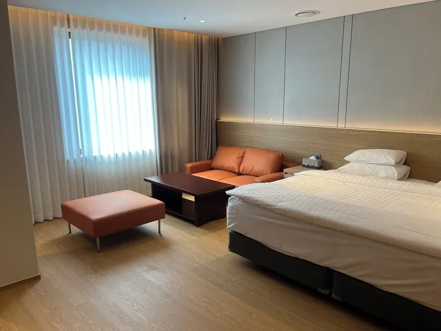 جناح جونيور بسرير كوين، Hotel International 3/5