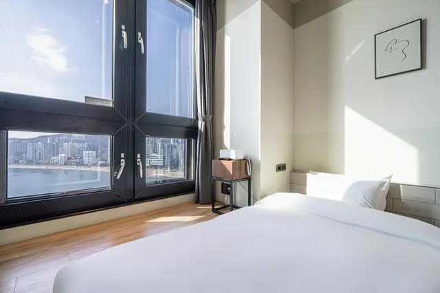 Avenue, 2 Futon Beds, Ocean Floor, H Avenue 4/8