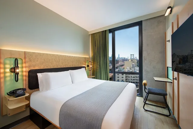 غرفة بسرير كينج بإطلالة على المدينة، Moxy Brooklyn Williamsburg 1/5