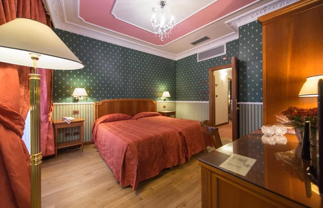 غرفة بسريرين منفصلين، Strozzi Palace Hotel 2/8