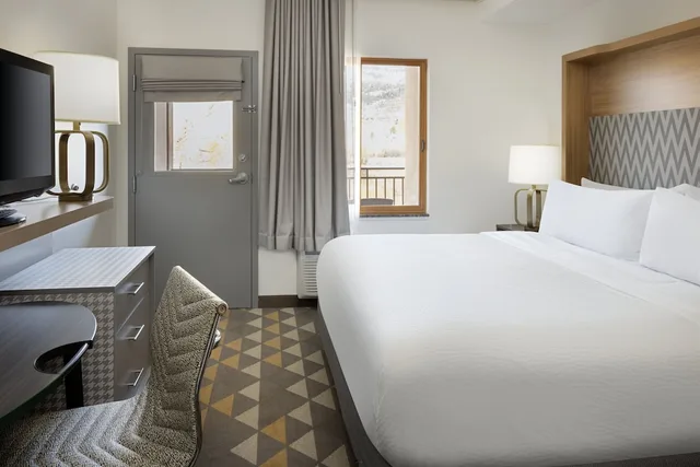 غرفة بسرير كينج بإطلالة على الجبل يُسمح فيها بالحيوانات الأليفة، Holiday Inn Steamboat Springs 5/10