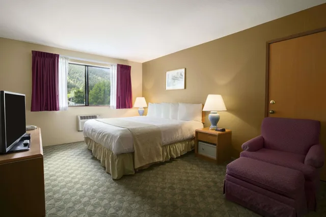غرفة بسرير كينج يُسمح فيها بالحيوانات الأليفة، Howard Johnson by Wyndham Leavenworth 2/4