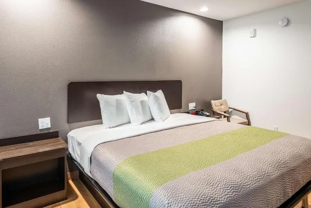 غرفة بسرير كينج بمطبخ لذوي الإعاقة، Studio6 Lake Charles, LA 7/10