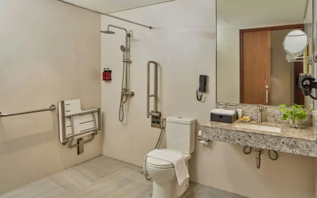 غرفة بريميير بسرير كوين، Grand Westside Manila Bay 3/3