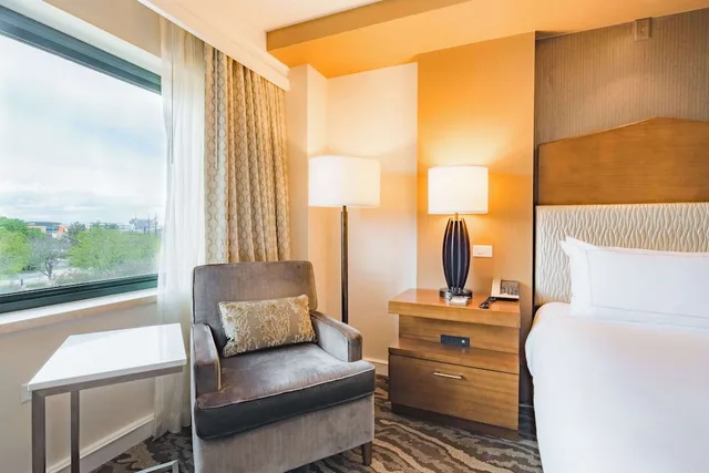 غرفة ديلوكس بسرير كينج لذوي الإعاقة، The Inverness Denver, a Hilton Golf & Spa Resort 3/4