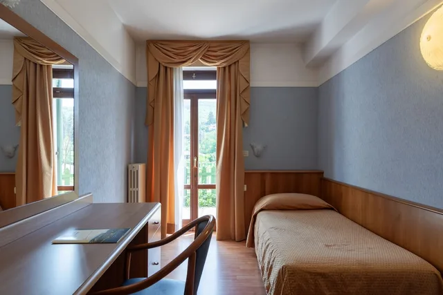 غرفة بسريرين منفصلين بإطلالة على البحيرة، Park Hotel Jolanda 3/6