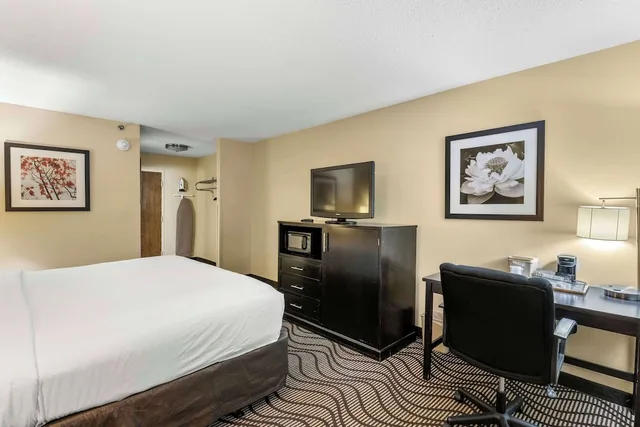 غرفة بسرير كينج لذوي الإعاقة، Red Lion Hotel Charlotte Airport 4/6