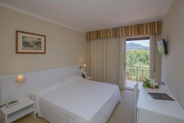 غرفة كلاسيكية بسرير مزدوج بإطلالة على الحديقة، Fabric Hotel And Club 1/1